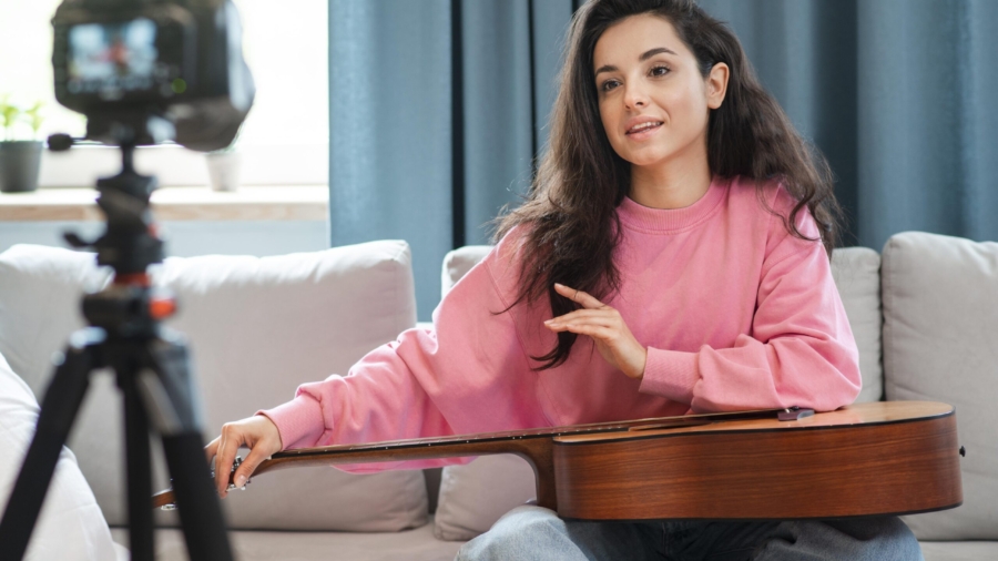 blogger-with-guitar-her-lap